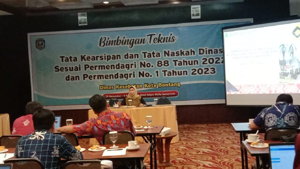 BERI MASUKAN: Dewi Susanti berbagi pemahaman seputar pentingnya tata naskah dinas dan kearsipan dalam kelancaran memutar roda organisasi perangkat daerah.