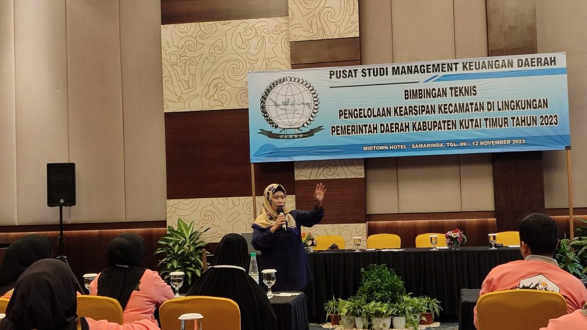 BERI MASUKAN: Dewi Susanti berharap pengarsipan di tingkat kecamatan bisa lebih tertib demi memudahkan kinerja organisasi perangkat daerah.