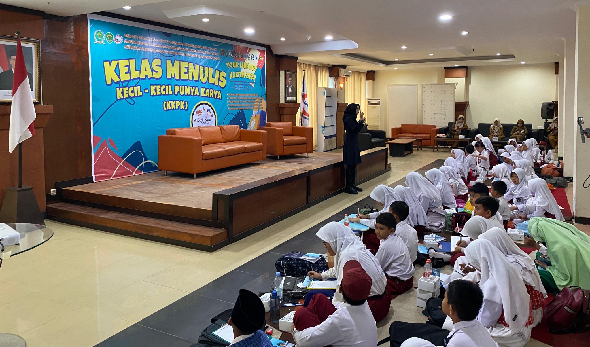PENULIS CILIK: Ratusan pelajar SD dari sejumlah daerah di Kaltim ambil bagian dalam kelas menulis bertajuk Kecil-Kecil Punya Karya garapan DPK Kaltim, Senin (27/11).