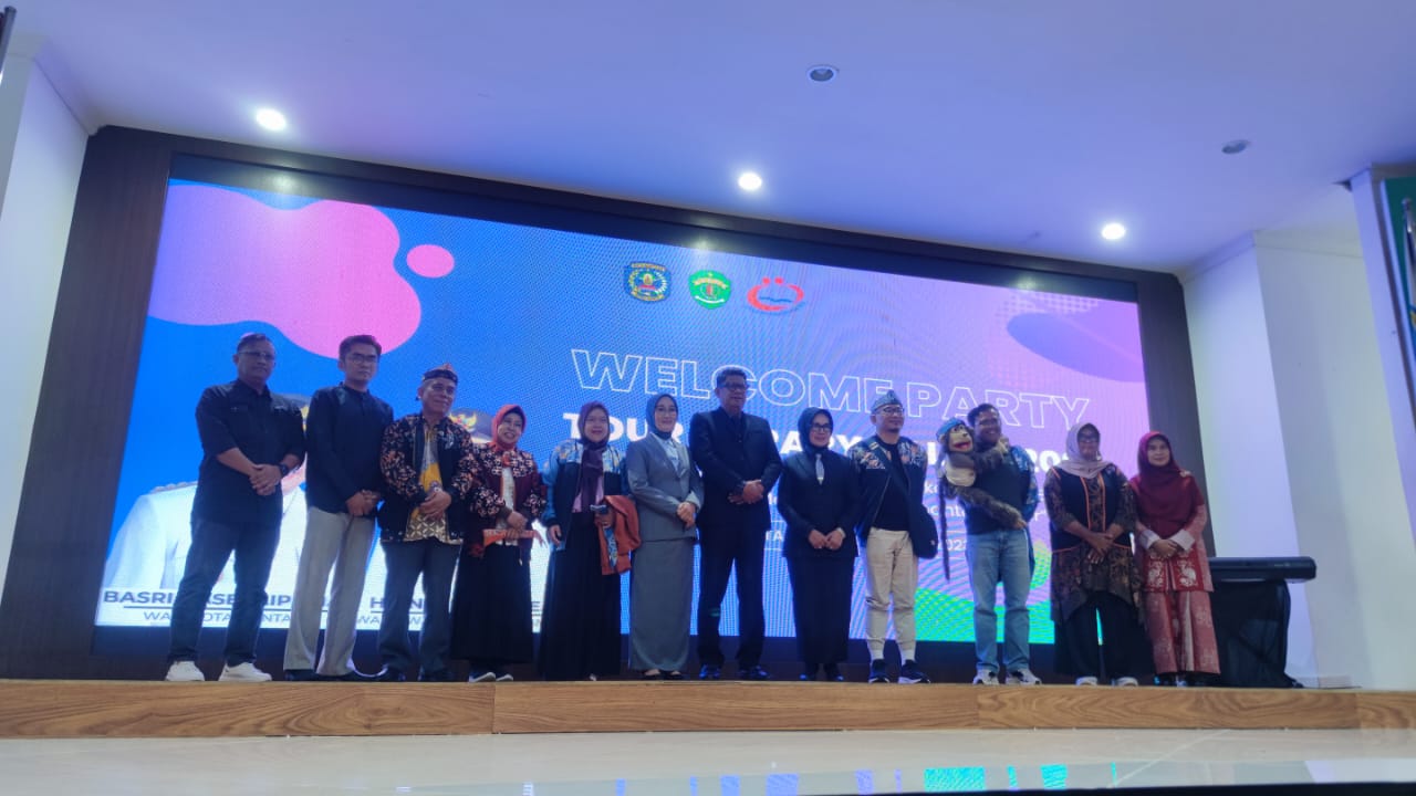 ANTUSIAS: Para unsur pimpinan Bontang meyambut hangat kedatangan rombongan Tour Library Kaltim 2023 yang berangkat dari Samarinda, Senin (27/11).