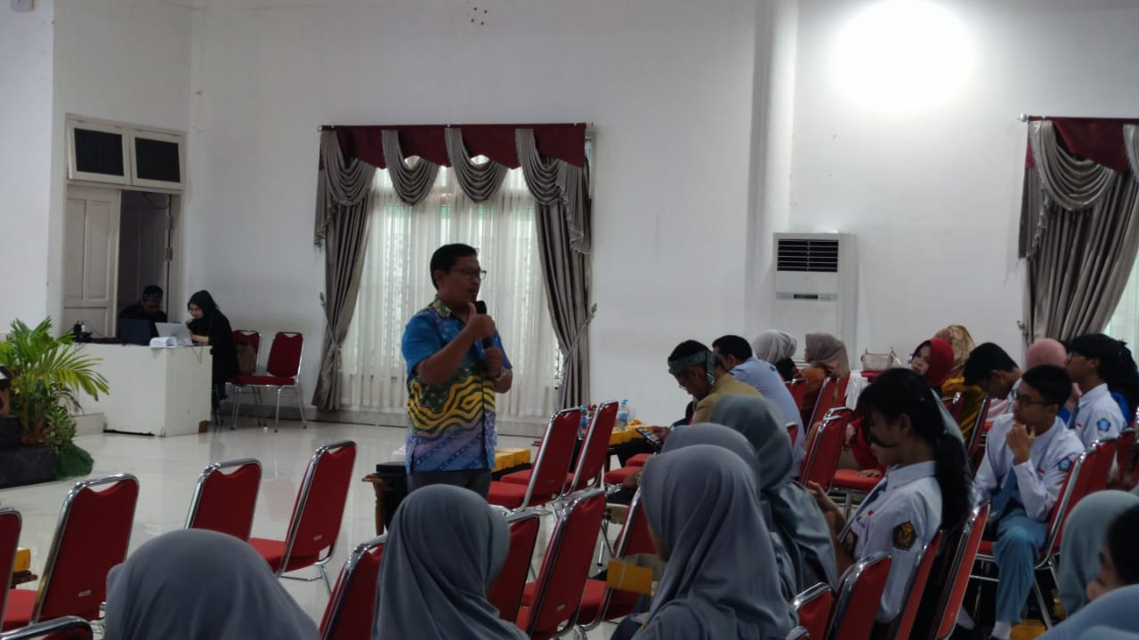 EFEK POSITIF: Sudarman berbagai informasi seputar manfaat dari aktivitas membaca dan berliterasi terhadap peningkatan kemampuan individu.