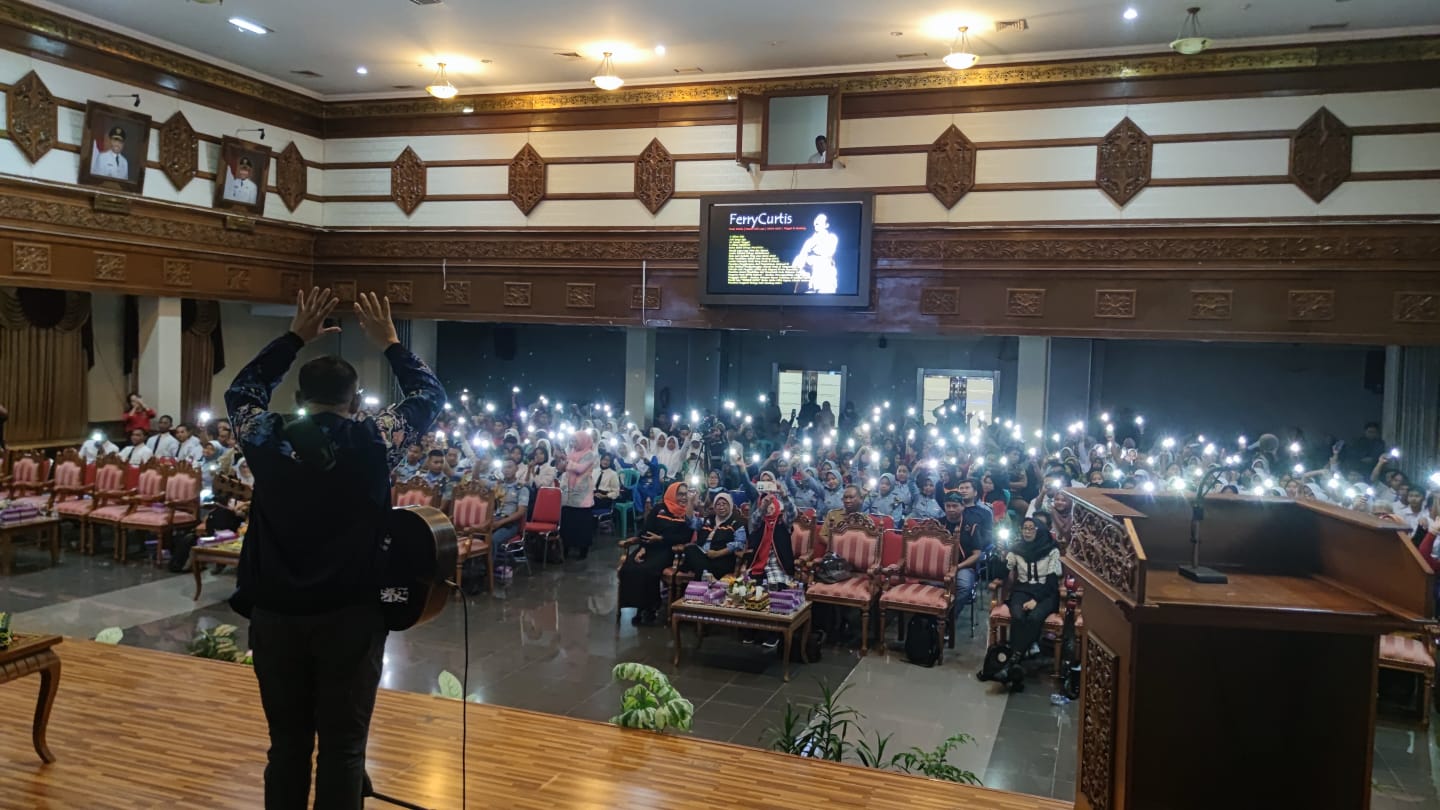 MEMUKAU: Ferry Curtis memandu para peserta dengan musik literasinya yang sukses menghibur sepanjang talk show Writer is Healing.