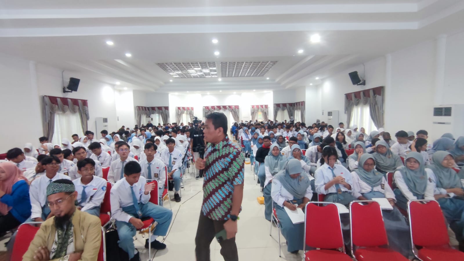 IMBAUAN: Rusman Ya’qub berharap para pelajar bisa memberi ruang lebih banyak kepada aktivitas membaca ketimbang menghabiskan waktu di game online.