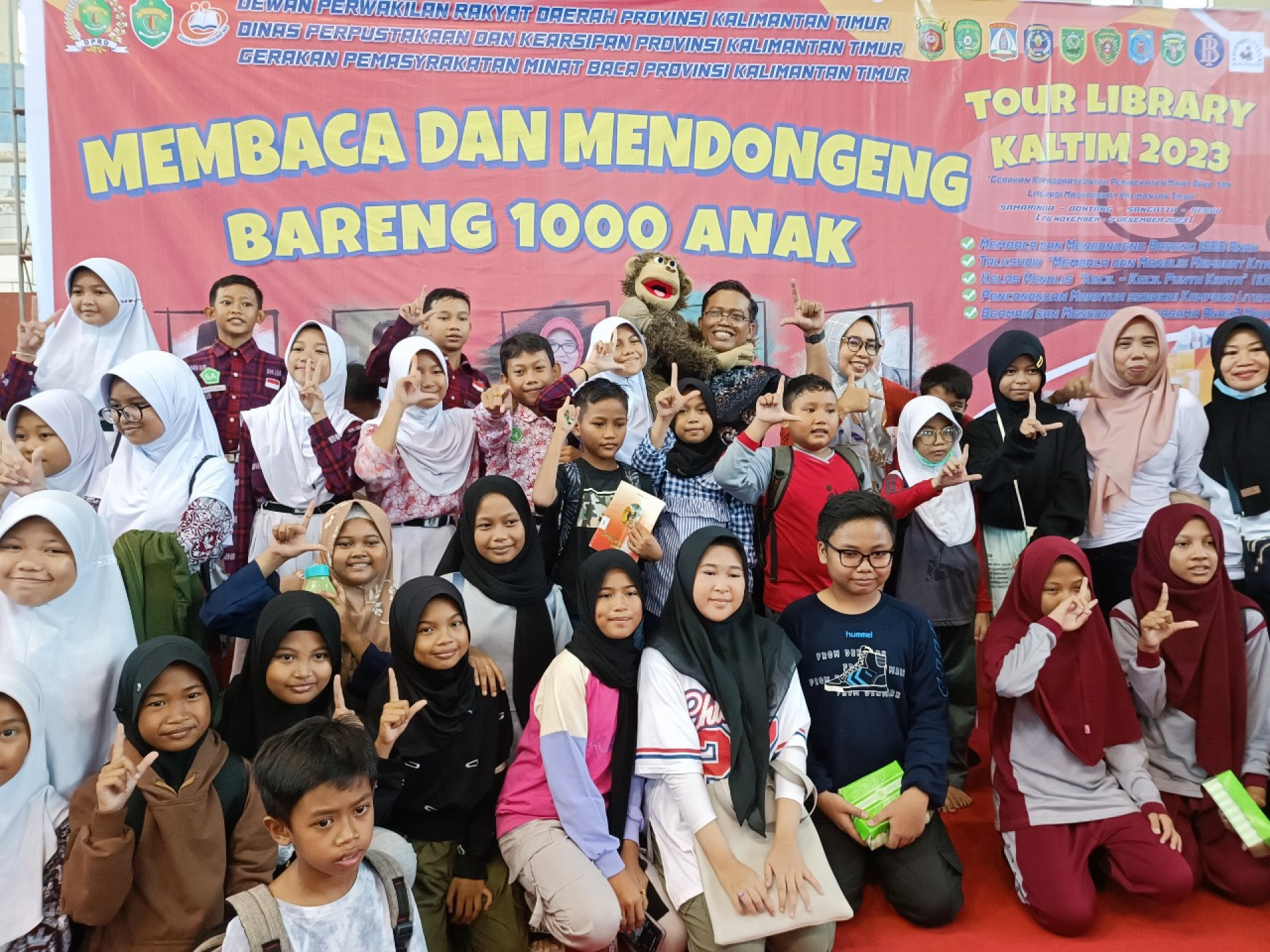 SEMANGAT BERLITERASI: Para peserta tampak antusias mengikuti pembukaan rangkaian Tour Library 2023 di gedung serbaguna Gelora Kadrie Oening, Samarinda, Minggu (26/11).