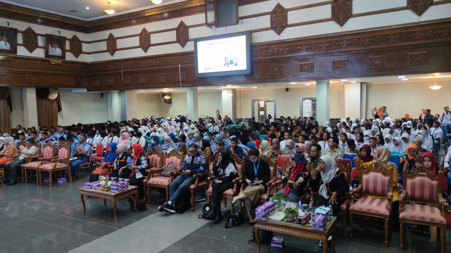 DISKUSI MENARIK: Sederet narasumber berkompeten dihadirkan dalam talk show Writer is Healing yang digelar oleh DPK Kaltim, dalam rangkaian Tour Library 2023.