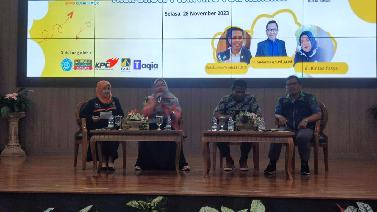 INSPIRATIF: Dokter Rintas Tasya (kedua kiri) membagikan pengalamannya sebagai penulis yang tidak selalu berjalan mulus.