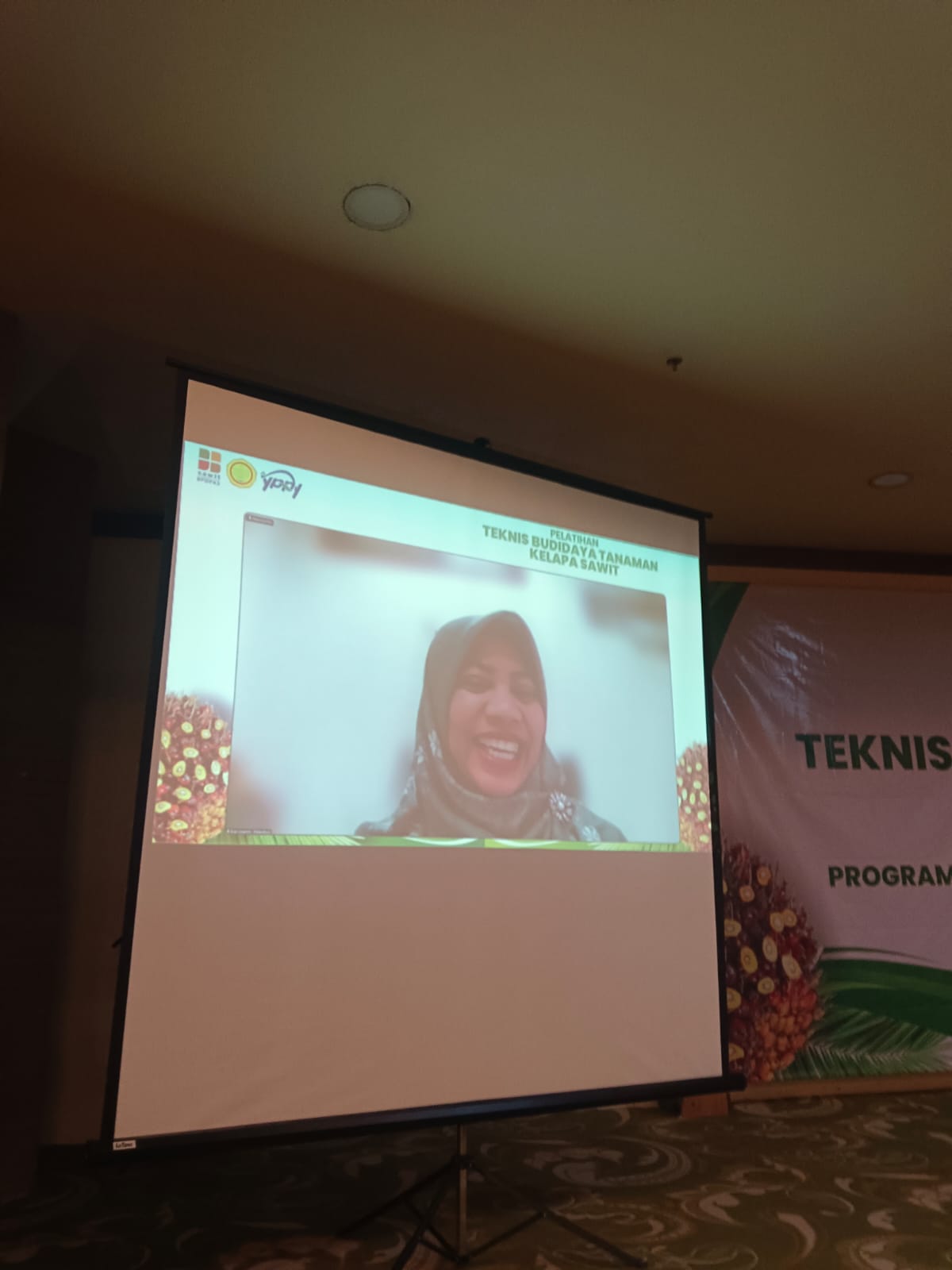 Ketua Sekretariat Tim Pengembangan SDMPKS Ditjen Perkebunan Eva Lizarmi hadir membuka pelatihan melalui aplikasi zoom