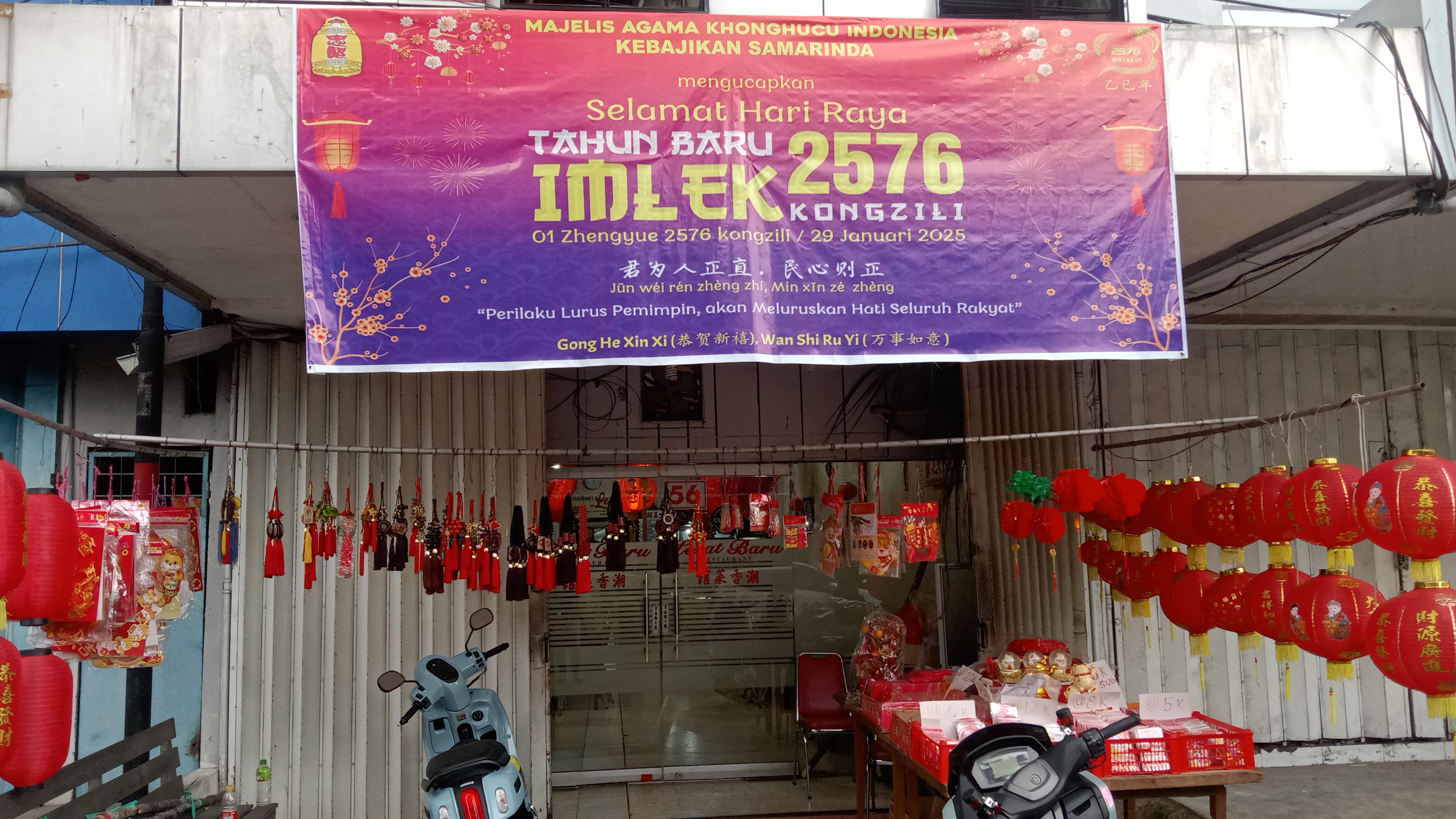 Toko pernak-pernik imlek di Jalan Mulawarman, Samarinda (Ahad Suzatmiko/Garispena)