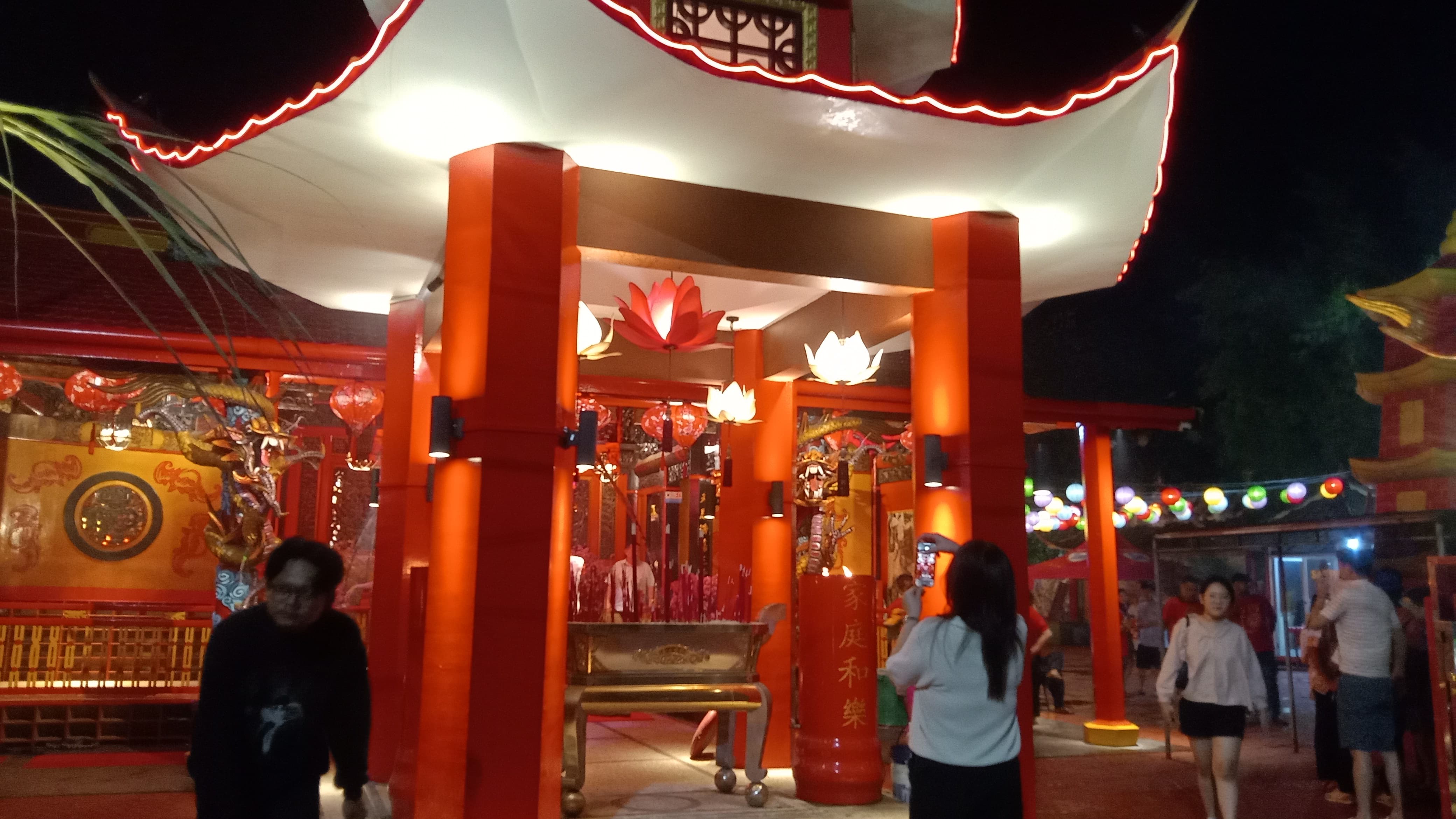 Suasana Klenteng Ling Guang Kiong pada perayaan tahun baru Imelk (Ahad Suzatmiko/Garispena)