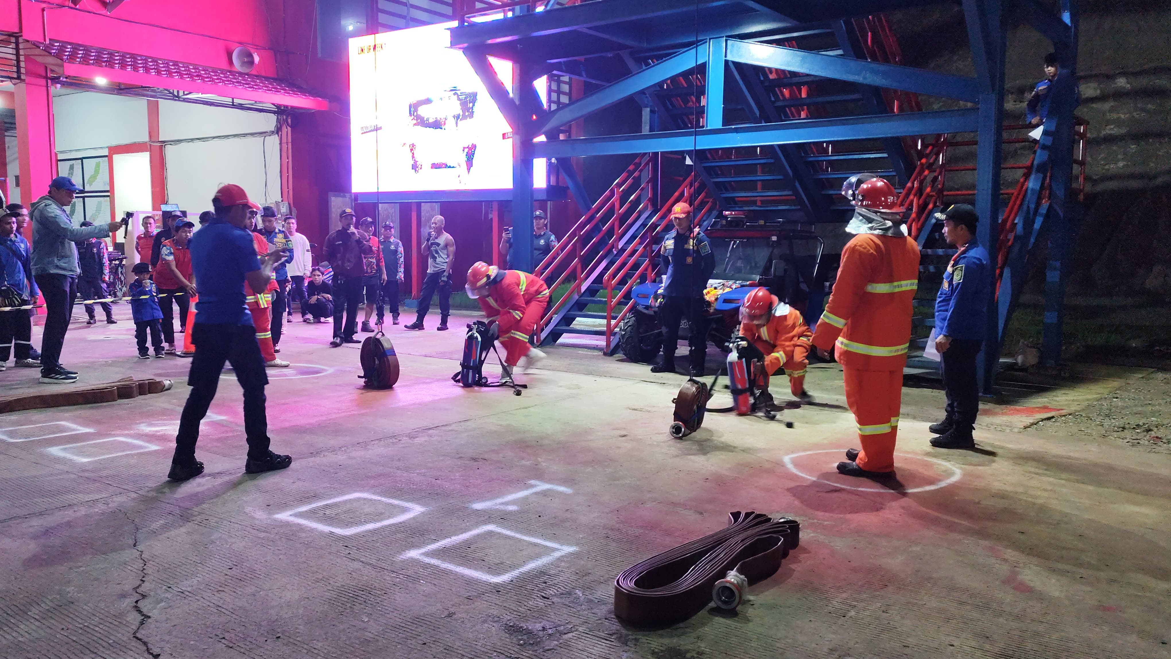 Foto: Relawan dan petugas Disdamkarmatan gelar lomba ketangkasan (YK/Garispena.co)