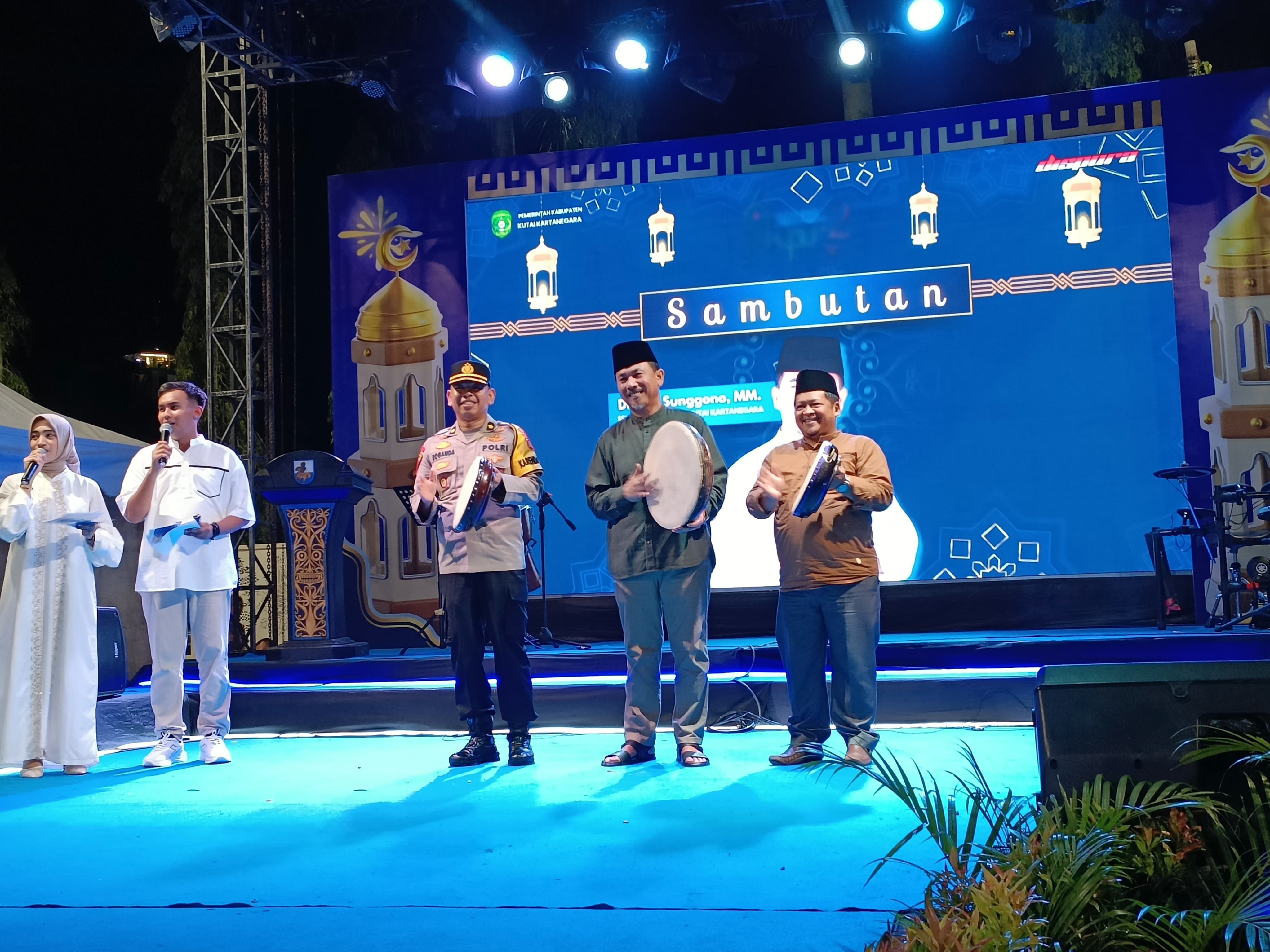 Foto: Sunggono, Sekda Kukar menabuhkan gendang di festival kreatifitas pemuda rahmadan (YK/Garispena.co)