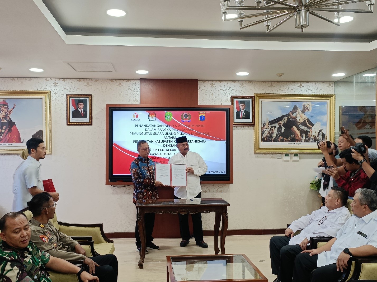 Foto: Edi Damansyah, Bupati Kukar Tandatangani NPHD
