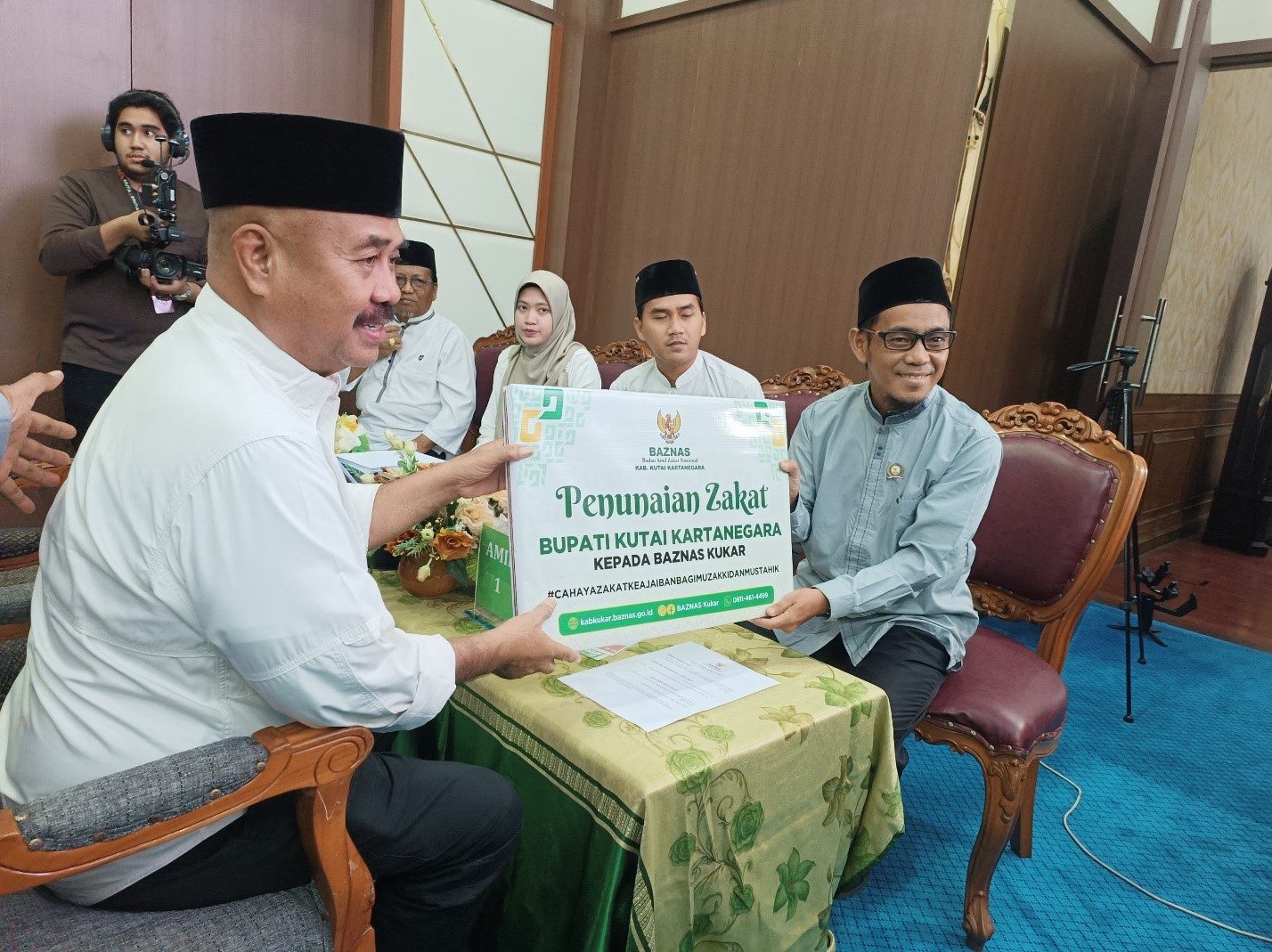 Foto: Edi Damansyah, Bupati Kukar Tunaikan Zakat