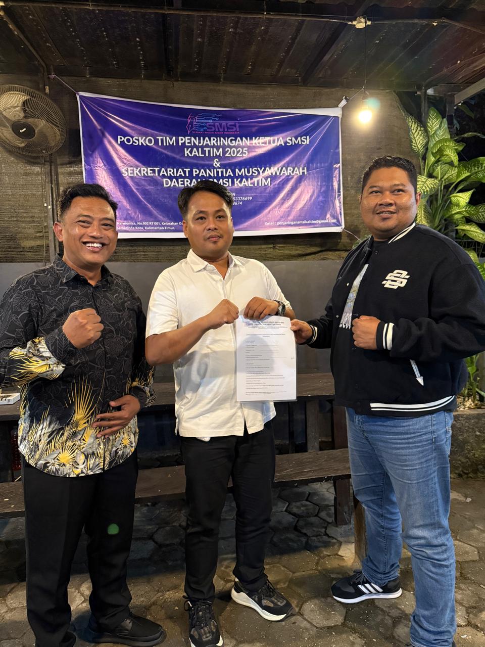 Foto: Ketua SMSI Kabupaten Berau, Indra Teguh Nur Cahyadi saat mengambil formil calon Ketua Serikat Media Siber Indonesia (SMSI) Kalimantan Timur.