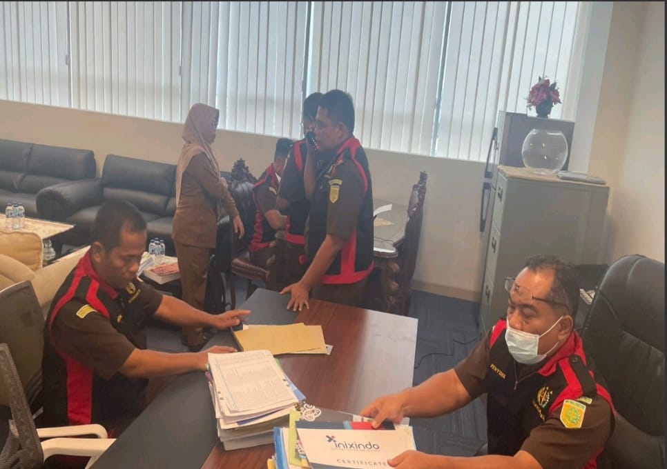 Tim penyidik bidang tindak pidana khusus Kejati Kaltim saat menggeledah kantor dispora Kaltim (dok.istimewa)