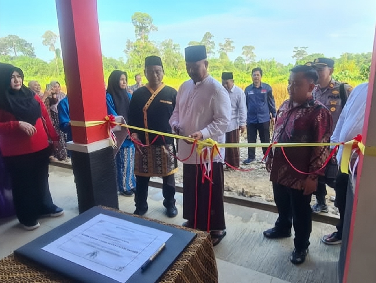 Foto: Edi Damansyah, Bupati Kukar potong pita