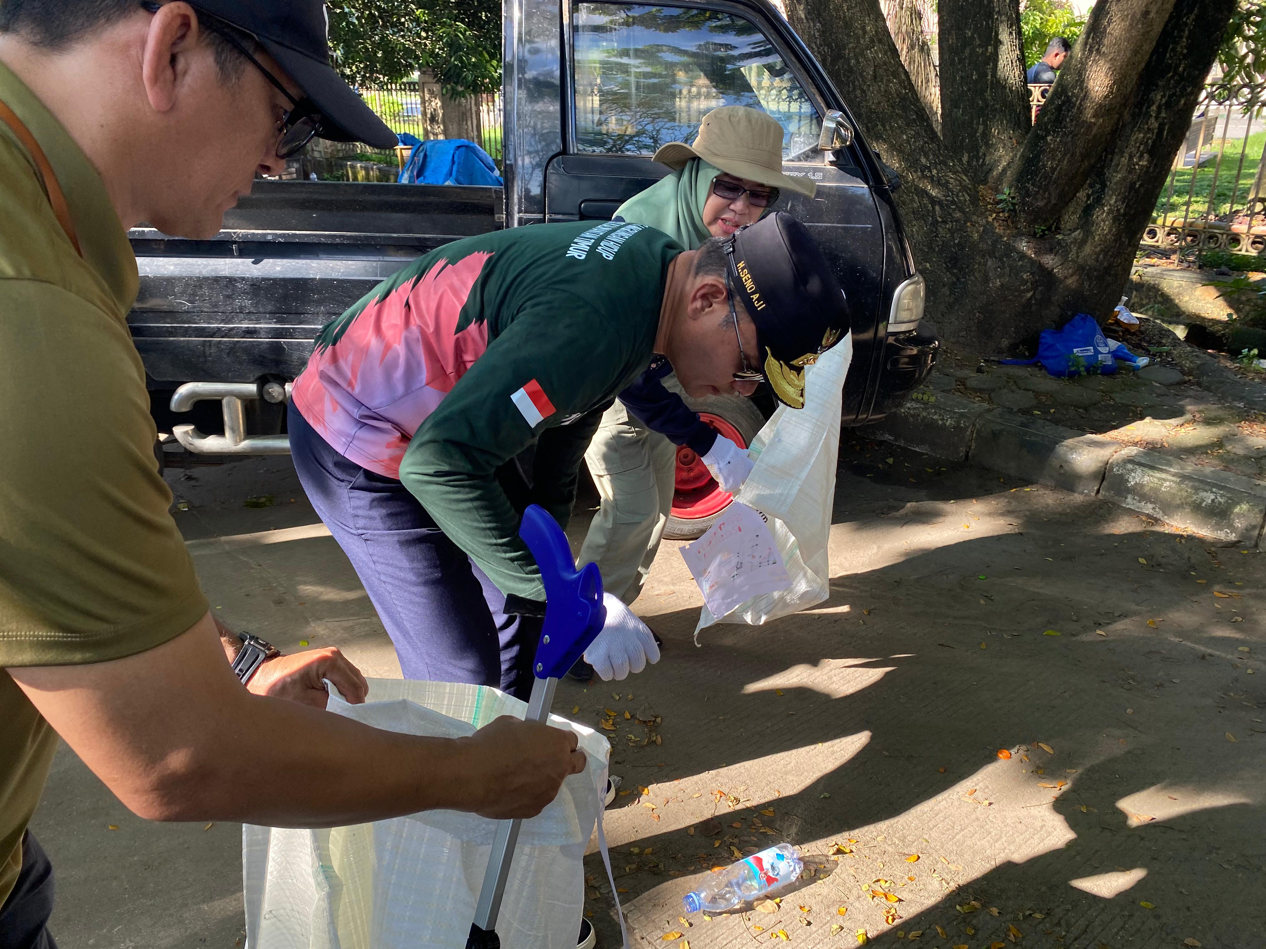 Wakil Gubernur Kaltim, Seno Aji, saat memimpin langsung kegiatan aksi bersih-bersih sampah plastik di kawasan Islamic Center Samarinda, Kamis (5/6). Dalam momentum peringatan Hari Lingkungan Hidup Sedunia, Pemerintah Provinsi Kalimantan Timur.