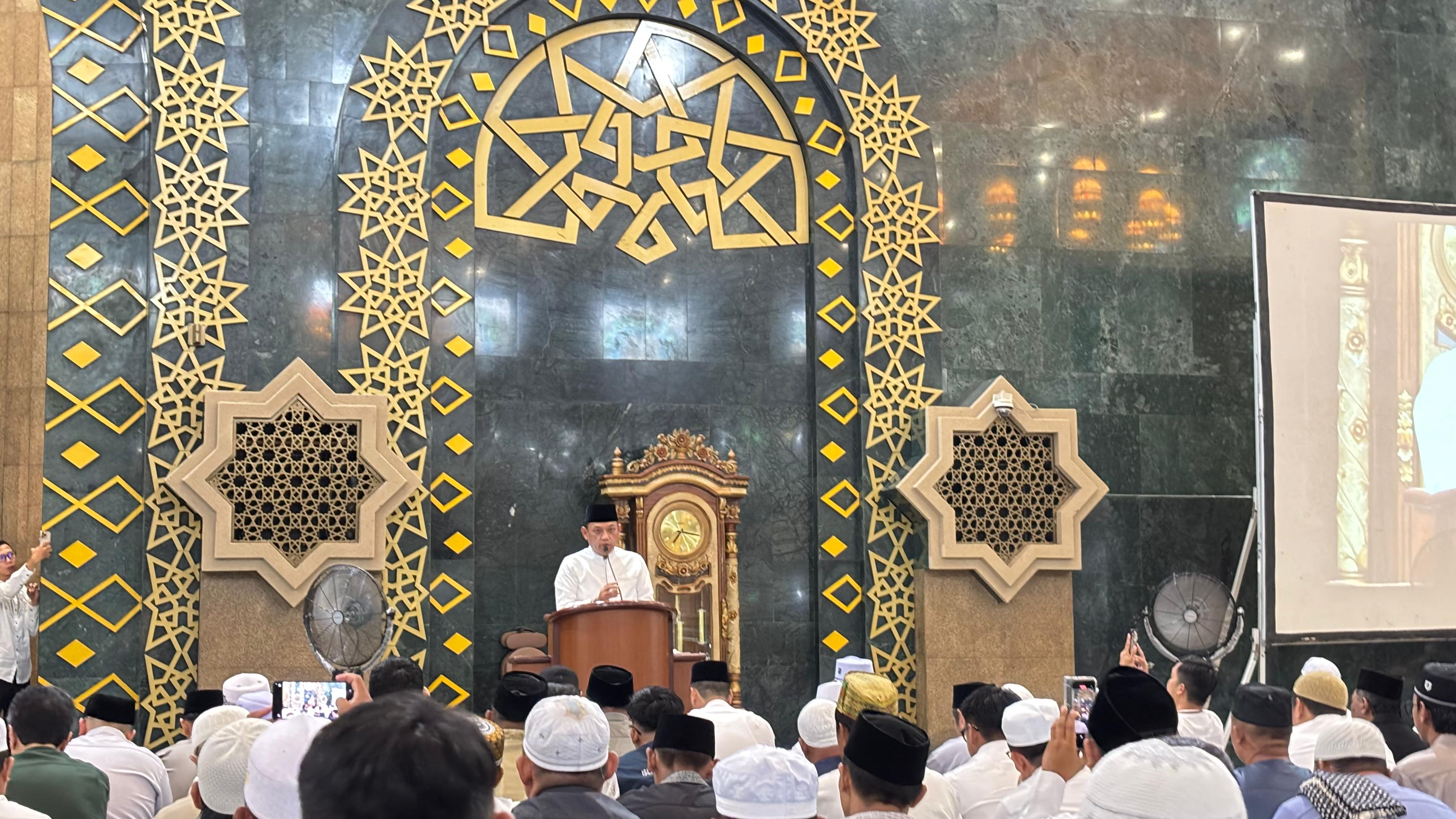 Wakil Gubernur Kalimantan Timur, Seno Aji saat menyampaikan sambutan di hadapan para Jemaah Shalat Id di Masjid Islamic Center Samarinda.