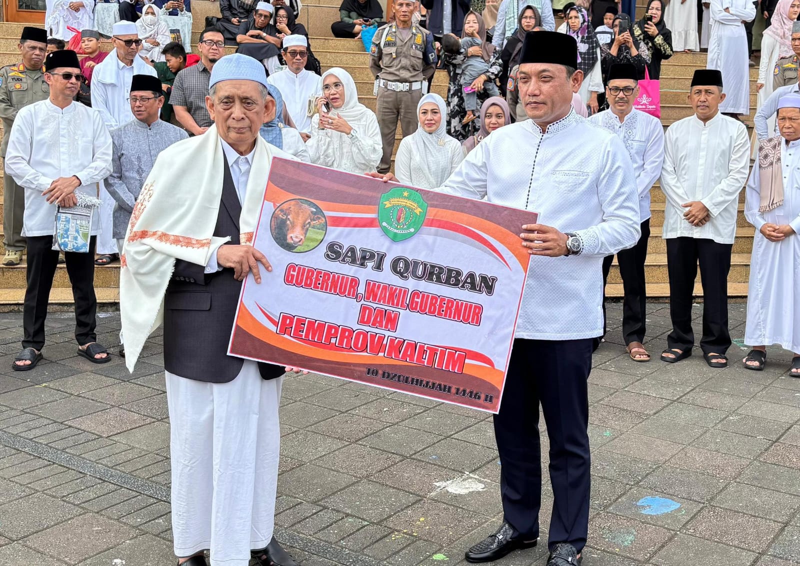 Wakil Gubernur Kalimantan Timur, Seno Aji saat menyalurkam sapi kurban.