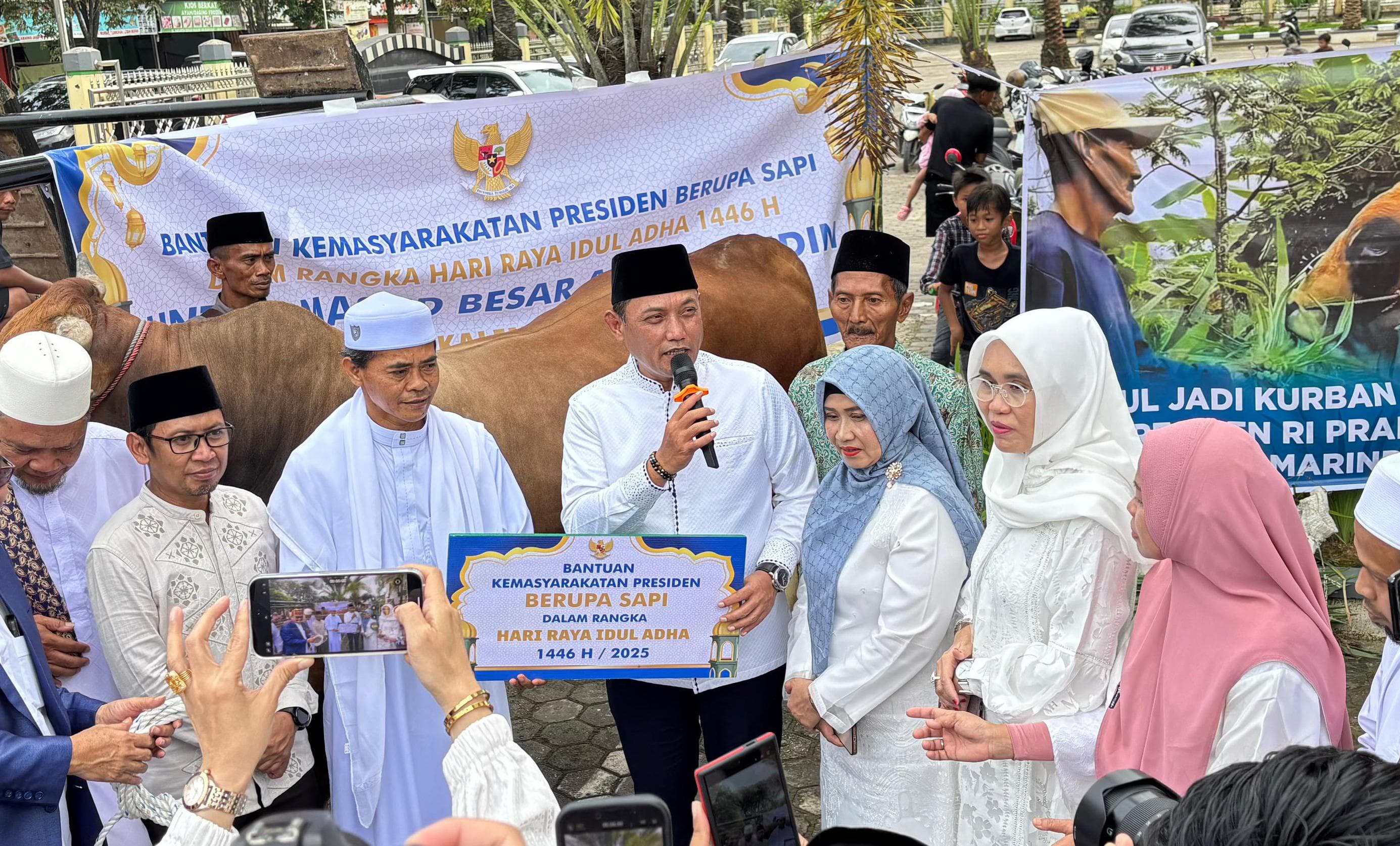 Wakil Gubernur Kaltim, Seno Aji saat menyerahkan salah satu sapi kurban dari Presiden ke Masjid Besar Ar-Rasyidin, Jalan Jakarta, Loa Bakung, Kecamatan Sungai Kunjang, Samarinda.