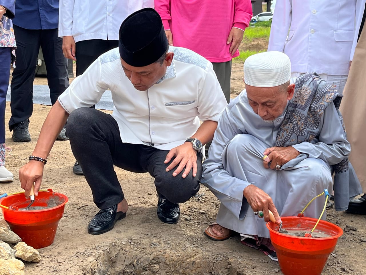 Wakil Gubernur Kalimantan Timur, Seno Aji saat melakukan peletakan batu pertama Pondok Pesantren Tahfidzul Qur’an (PPTQ) Daarul Falaah, yang digelar pada Sabtu (7/6/2025) di kawasan Saliki, Kota Samarinda.