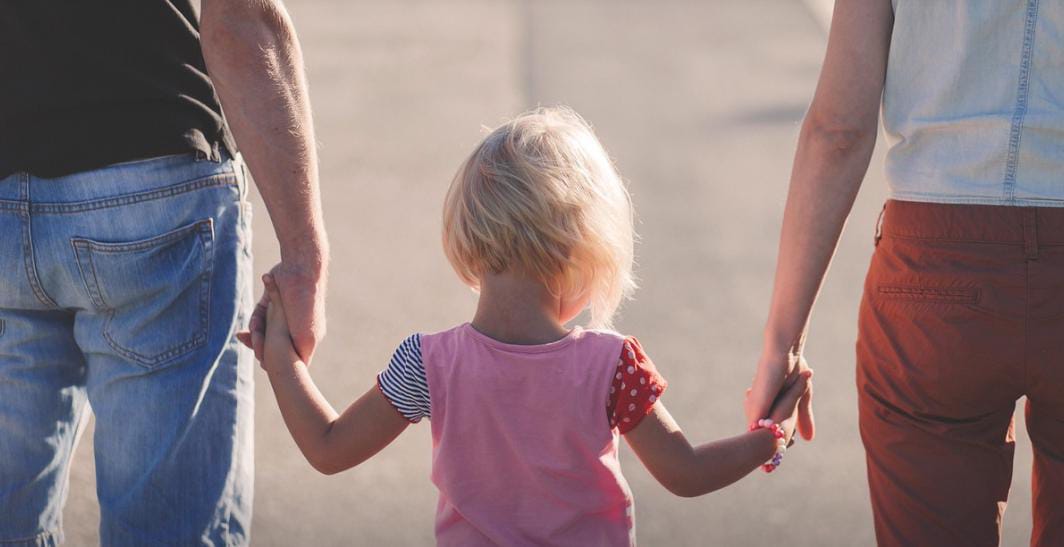 Ilustrasi Keluarga saling bergandengan. (IST)