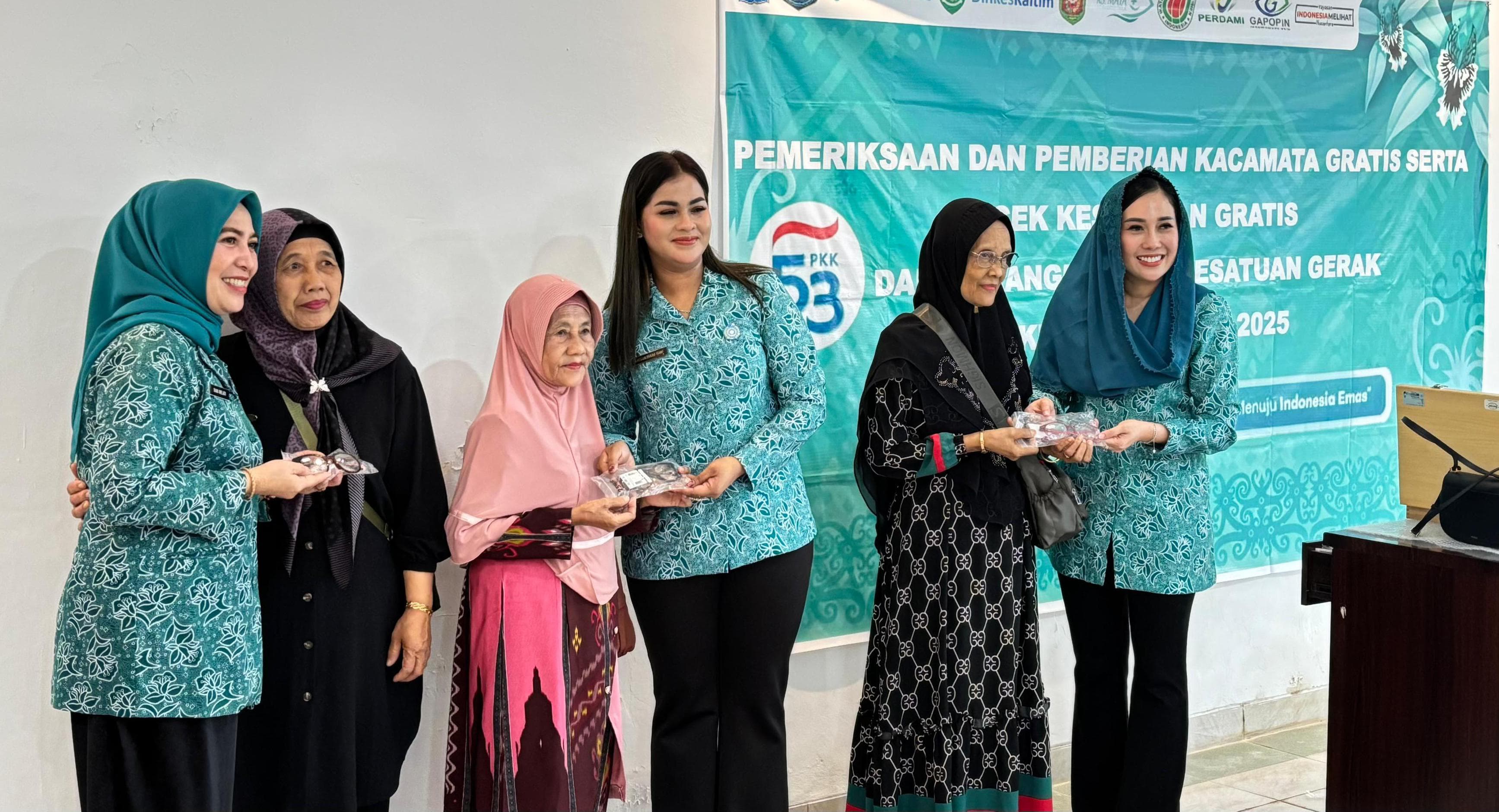 Pembagian kacamata baca secara gratis oleh Pemerintah Provinsi Kalimantan Timur (Pemprov Kaltim) melalui Dinas Kesehatan (Dinkes) bekerja sama dengan Tim Penggerak PKK di UPTD Puskesmas Baqa, Kecamatan Samarinda Seberang, Sabtu (21/6/2025).