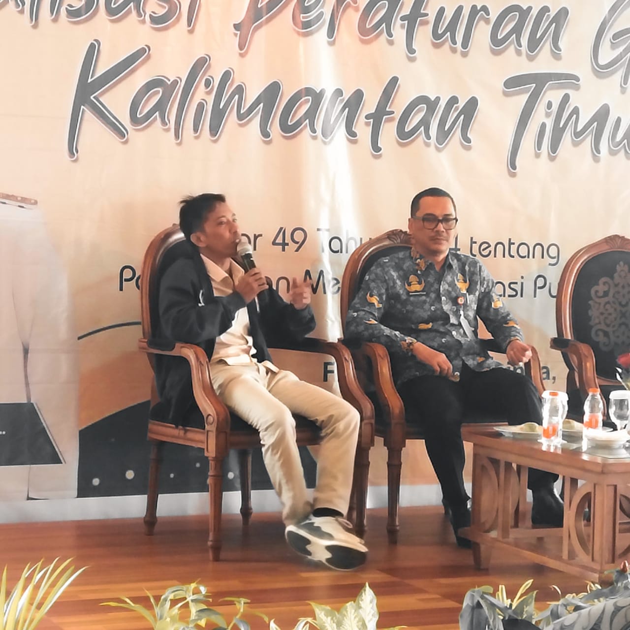 Ketua Komisi Penyiaran Indonesia Daerah (KPID) Kalimantan Timur, Irwansyah saat menjadi narasumber dalam kegiatan sosialisasi Pergub tersebut yang digelar di Hotel Five Premiere Samarinda, Selasa (17/6/2025).
