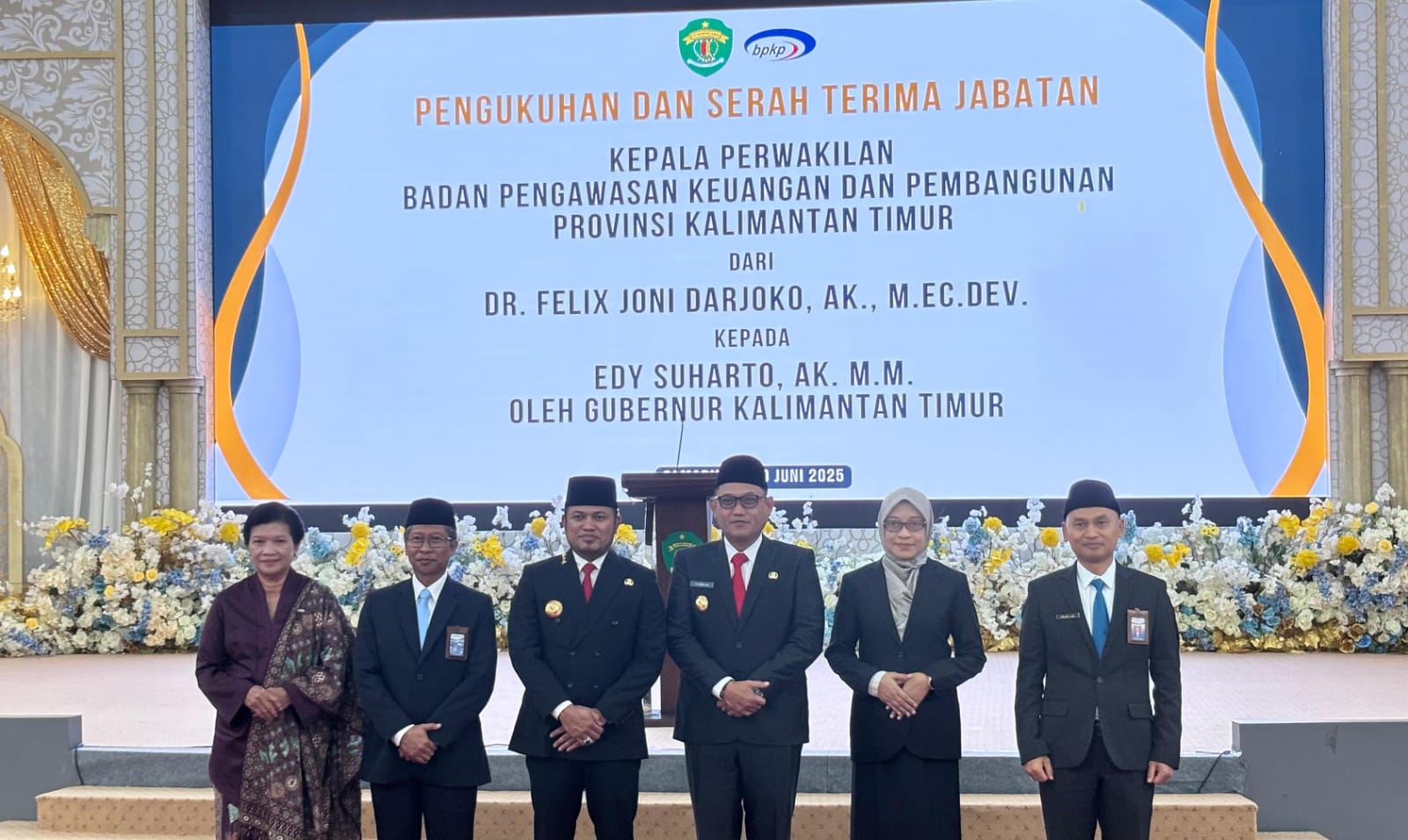 Pengukuhan dan serah terima jabatan Kepala Perwakilan Badan Pengawasan Keuangan dan Pembangunan (BPKP) Provinsi Kalimantan Timur, dari Dr Felix Joni Darjoko kepada Edy Suharto, Senin (30/6/2025), di Pendopo Odah Etam, Samarinda.