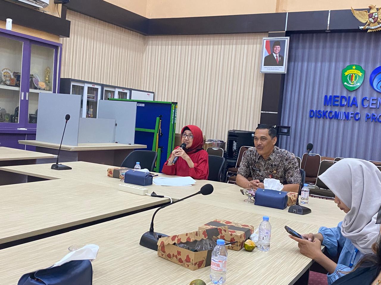 Kepala Bidang Pemberdayaan Kelembagaan Sosial dan Budaya Masyarakat (PKSBM) DPMD Kaltim, Roslindawaty, dalam jumpa pers yang digelar di Kantor Diskominfo Kaltim, Jumat (4/7/2025).