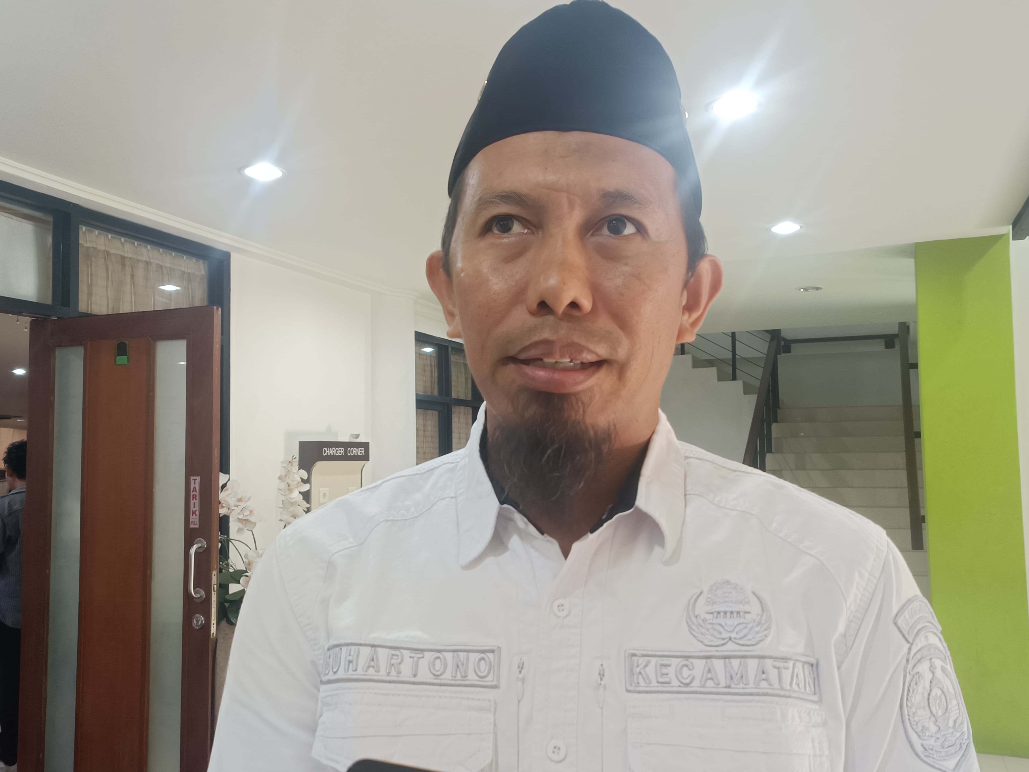 Suhartono, Camat Kembang Janggut