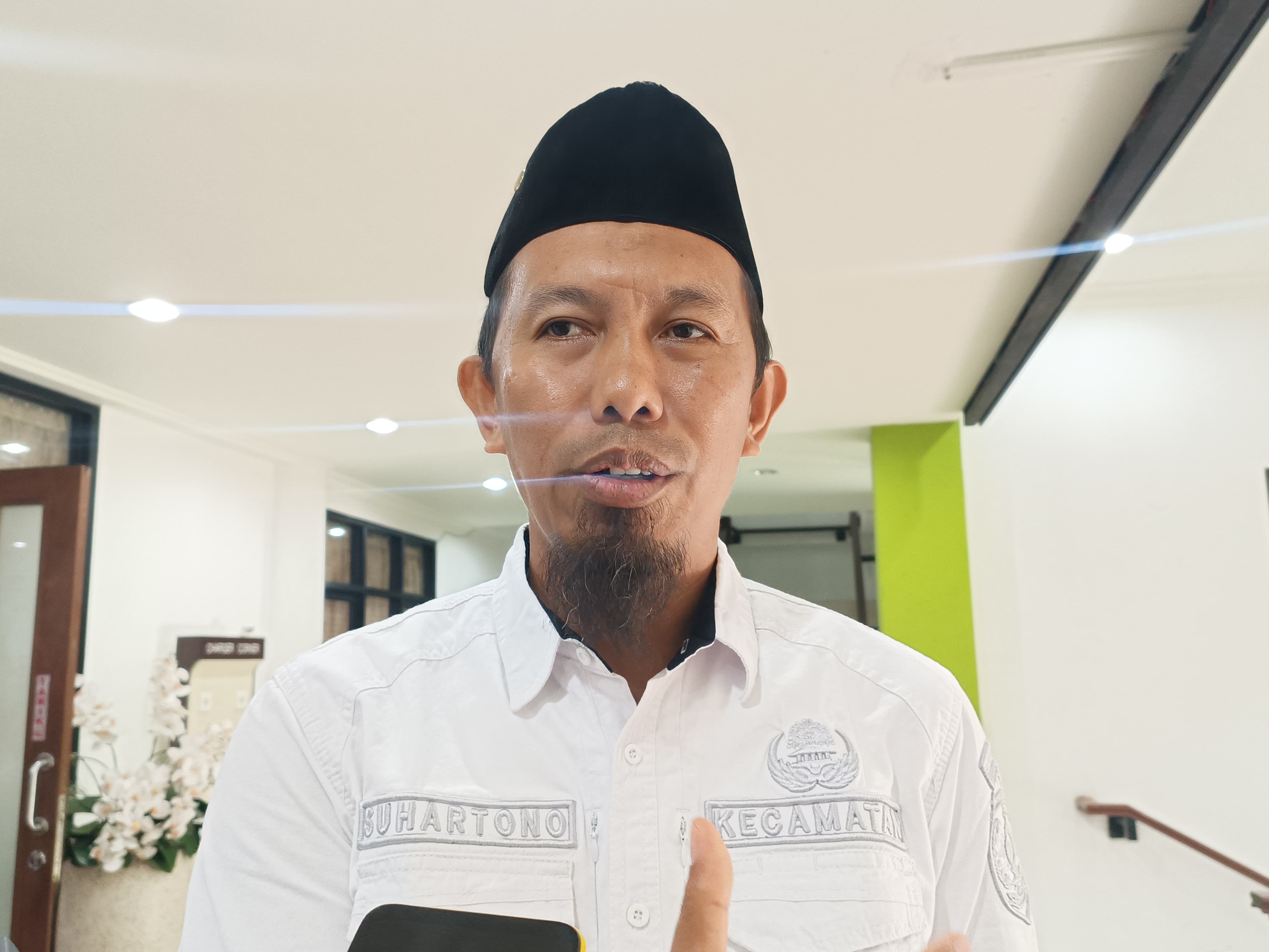 Suhartono, Camat Kembang Janggut