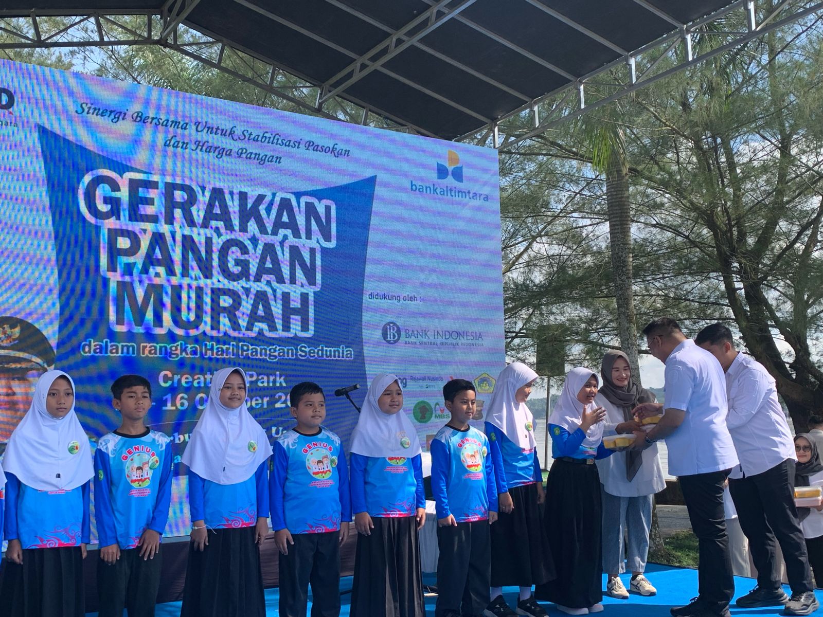 Bupati Kukar Aulia Rahman Basri saat memberikan MBG ke siswa SDN 035 Tenggarong di GPM Creative Park.