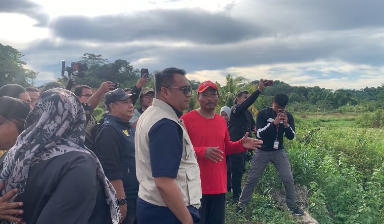 Bupati Kukar Aulia Rahman Basri saat meninjau lokasi Rapak Rabau, Kelurahan Loa Ipuh, untuk memonotoring irigasi pertanian. (garispena)