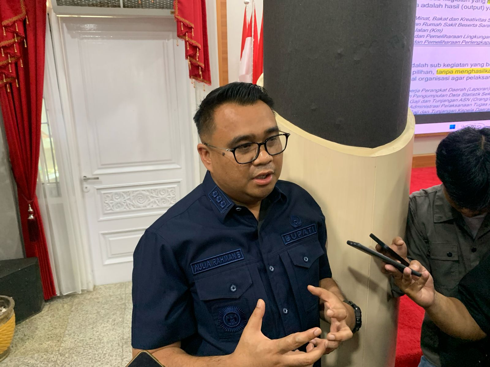 Bupati Kukar Aulia Rahman Basri saat diwawancarai disela-sela kegiatan di Pendopo Odah Etam Tenggarong. (garispena)