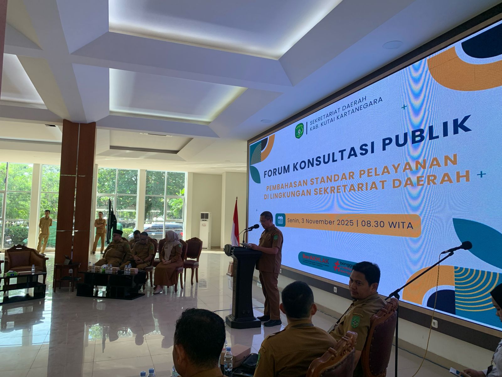 Asisten III Setkab Kukar Dafip Haryanto saat membacakan sambutan Bupati di Forum Konsultasi Publik. (garispena)