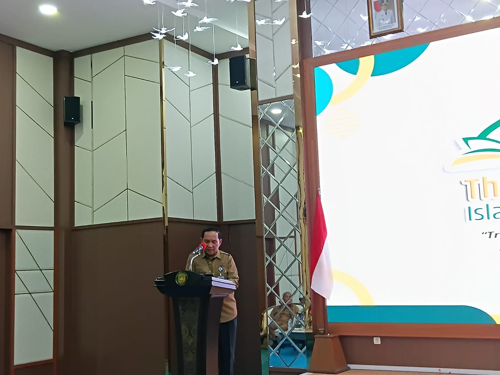 Asisten II Setkab Kukar Ahyani Fadianur Diani saat membacakan sambutan Bupati Aulia Rahman Basri dam ANCIESE 2025 Fakultas Agama Islam (FAI) UNIKARTA di Pendopo Wakil Bupati Kukar. (garispena)