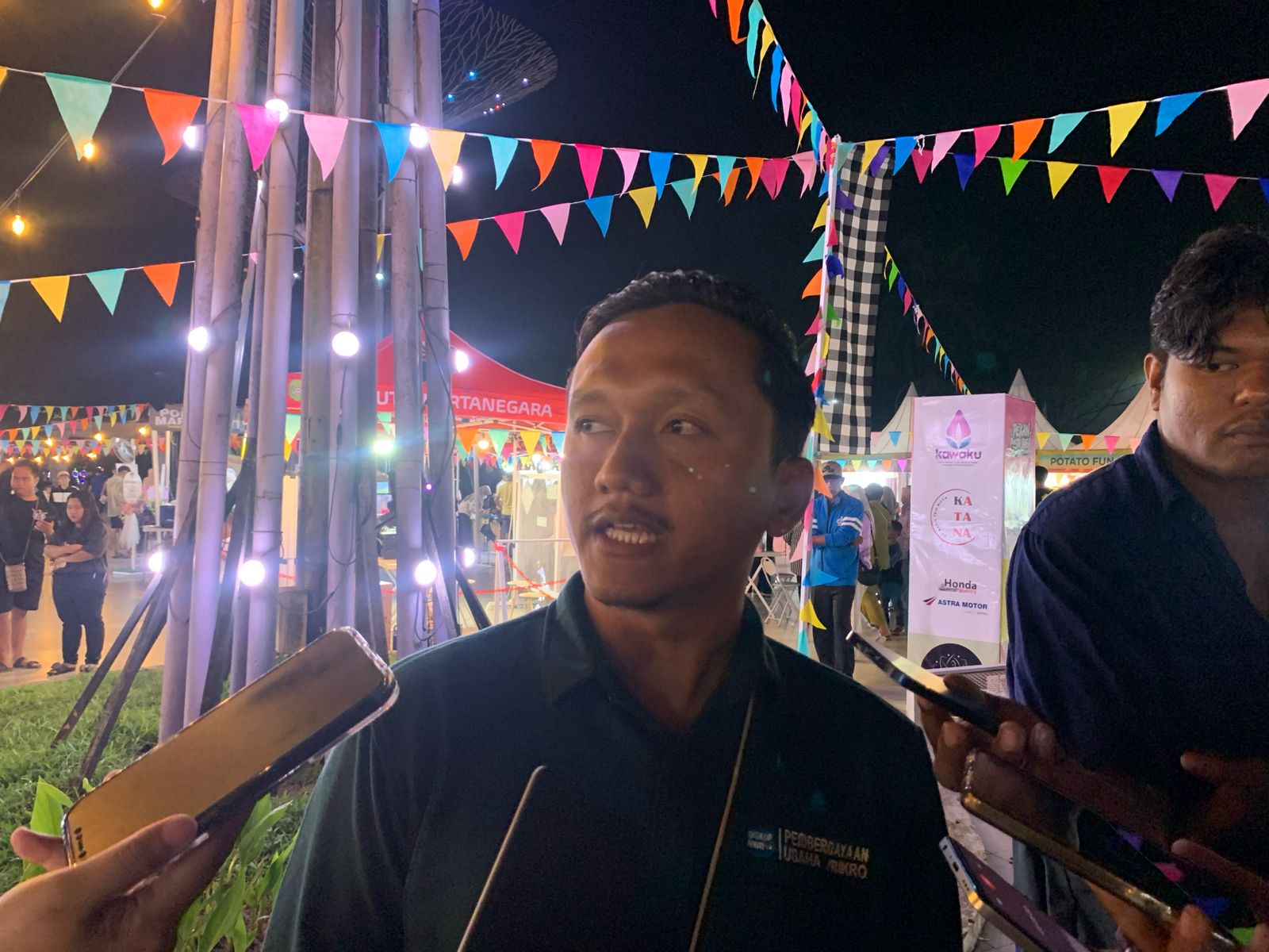 Kepala Bidang Pengembangan UKM DiskopUKM Kukar Fathul Alamin saat Pekan Pesta Rasa. (garispena)