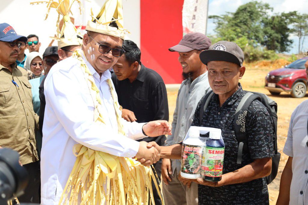 Bupati Kukar Aulia Rahman Basri saat menghadiri HUT Kecamatan Kota Bangun Darat. (istimewa)