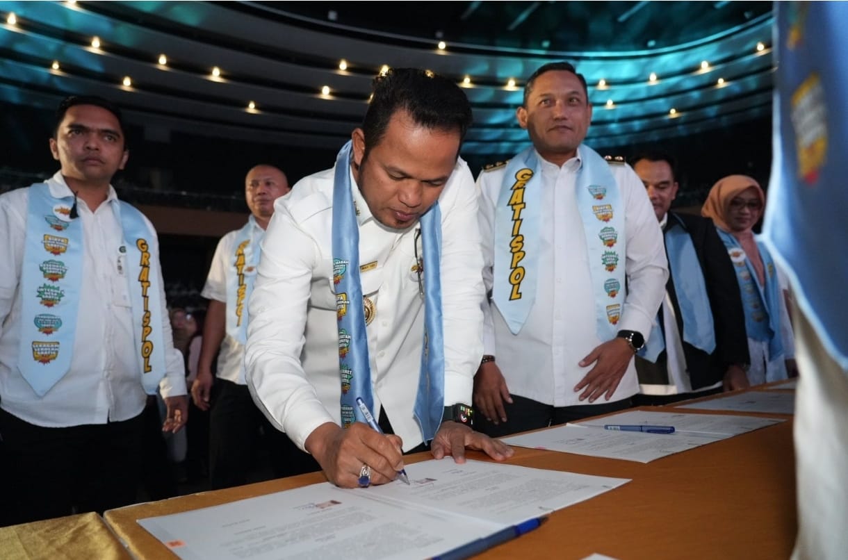 Foto: Gubernur Kaltim Rudy Masud menandatangani pelaksanaan Program Gratispol Pendidikan (dok.istimewa)