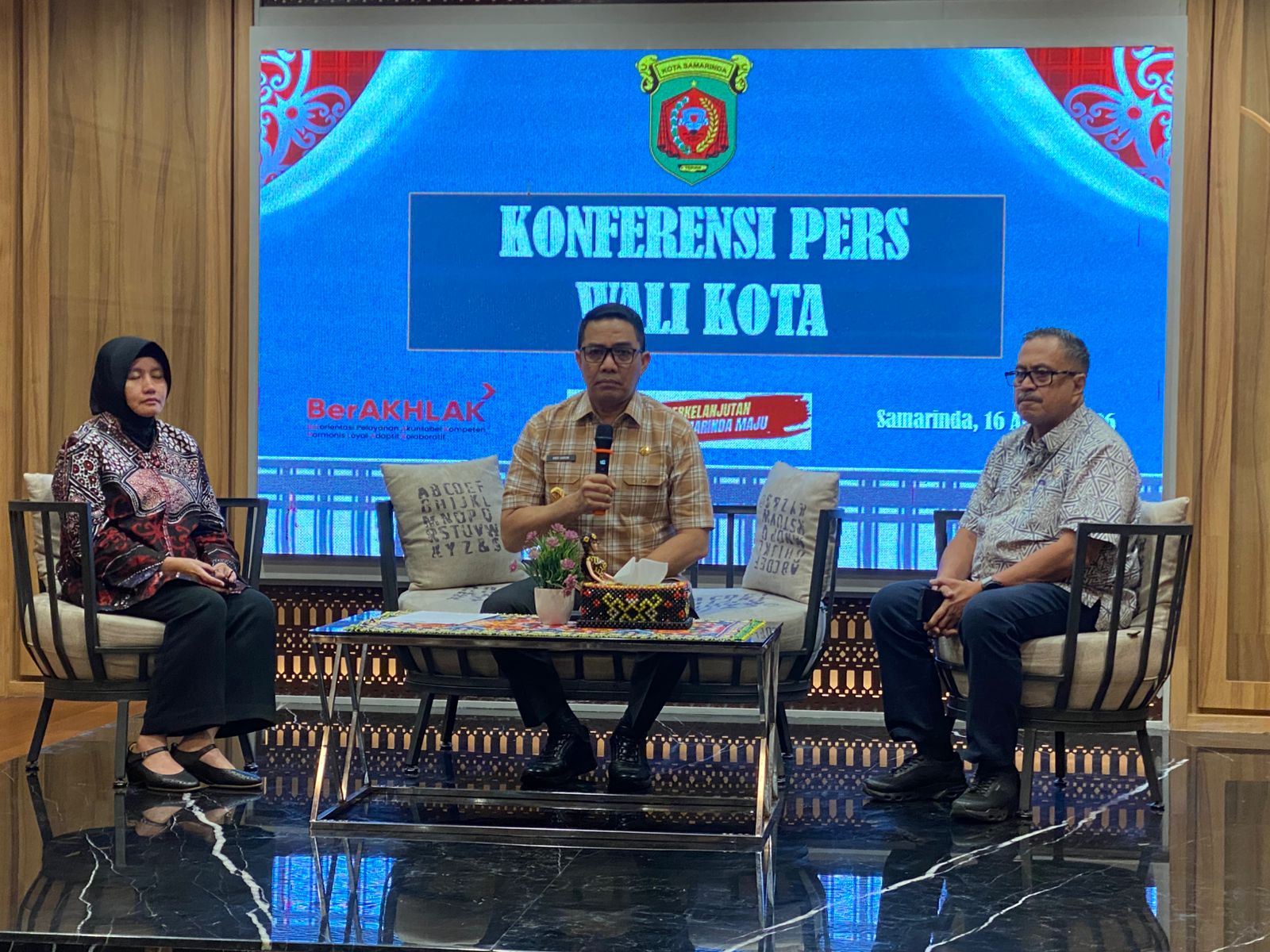 FOTO : Wali Kota Samarinda, Andi Harun dalam kegiatan konferensi pers menyampaikan hasil evaluasi dan tindak lanjut sewaan mobil dinas yang sempat menuai polemik di masyarakat. (IST)