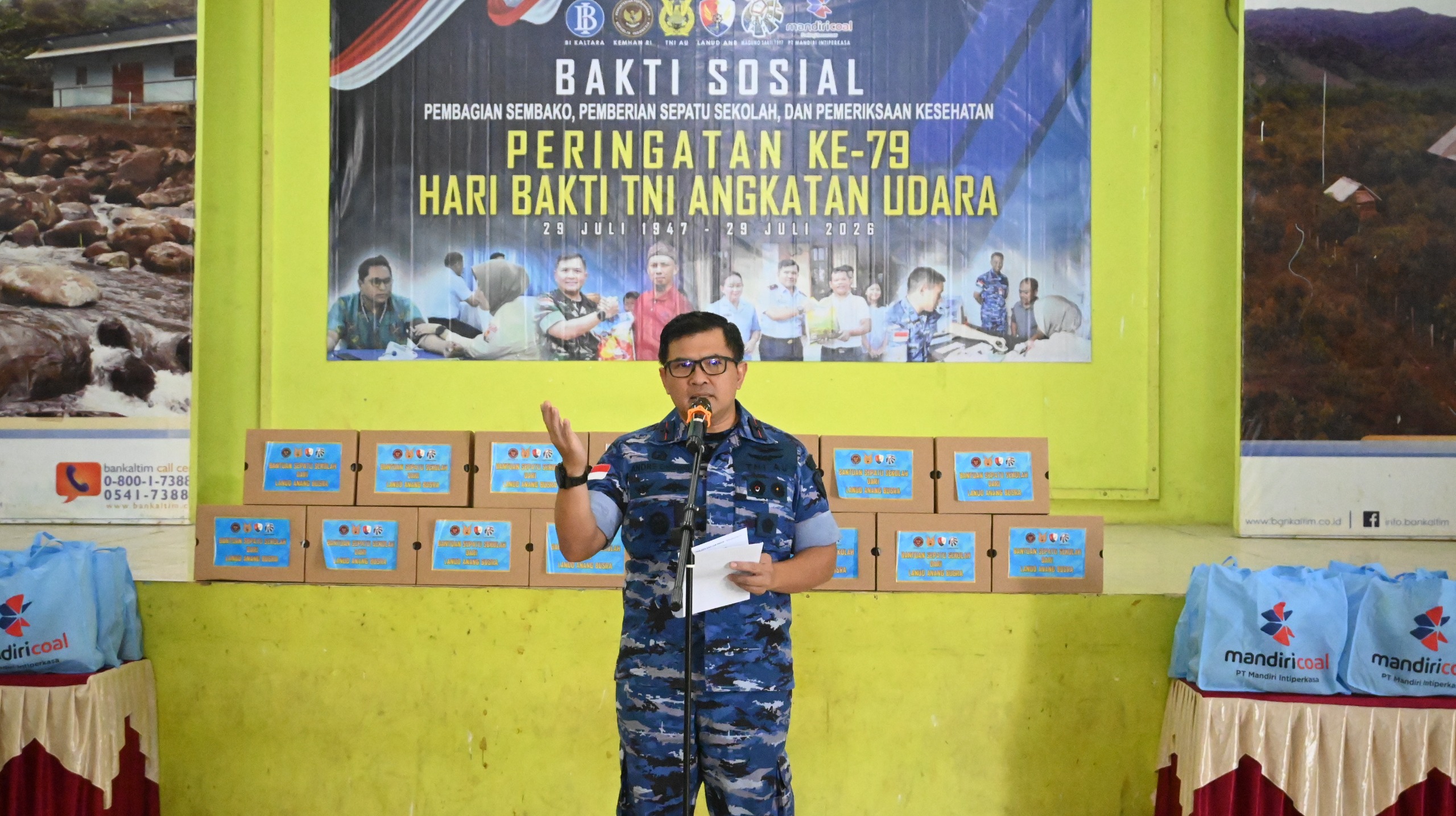 Foto: TNI AU saat memberikan bantuan ke masyarakat yang berada di perbatasan di Kaltara (dok.istimewa)