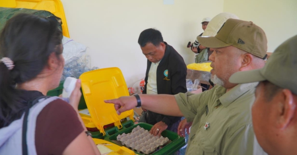 Foto: Pengelolaan sampah berbasis masyarakat di Pulau Derawan menarik perhatian peserta program Plastic Smart Islands dari empat negara (dok.istimewa)