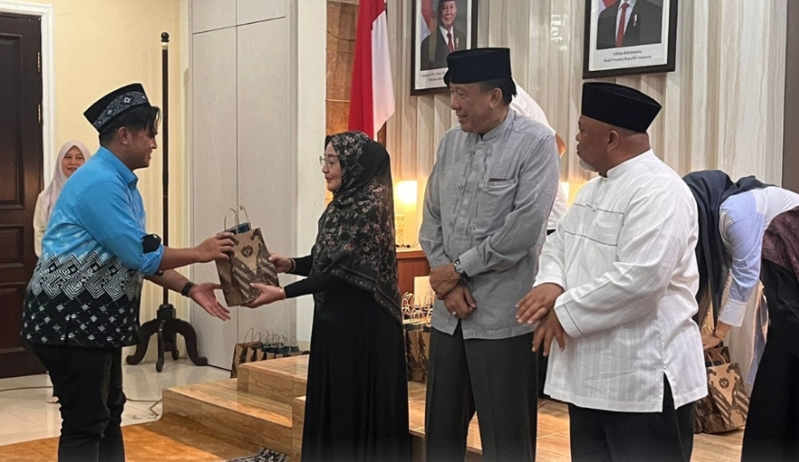 Foto: Bupati Berau Sri Juniarsih Mas secara resmi melepas keberangkatan 215 jamaah haji asal Kabupaten Berau (dok.istimewa)