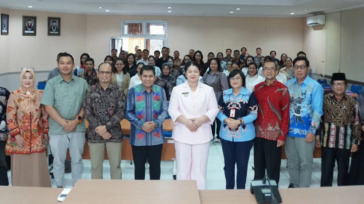 Bupati Mahulu Angela Idang Belawan bersama peserta seleksi beasiswa pascasarjana di Unmul