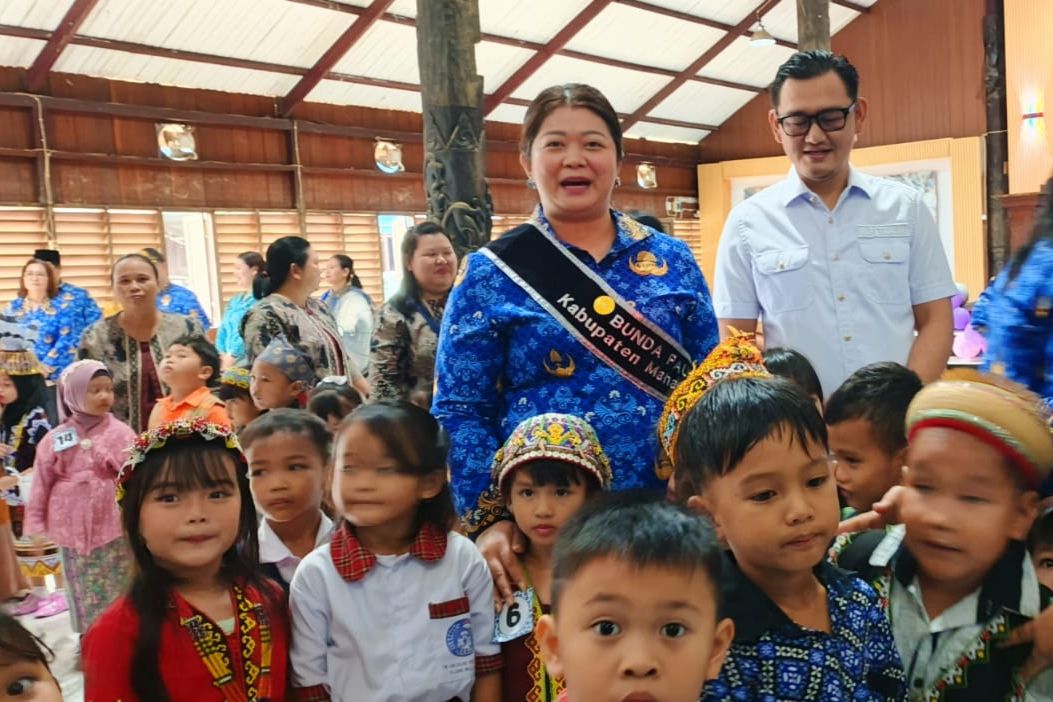 Bupati Mahulu, Angela Idang Belawan bersama anak-anak PAUD dalam kegiatan Hari Anak Nasional