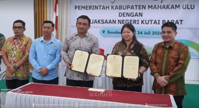Bupati Mahulu, Angela Idang Belawan, didampingi Wakil Bupati Mahulu, Suhuk dan Kepala Kejaksaan Negeri Kutai Barat, Yon Yuviasro, menunjukkan berita acara usai penandatanganan nota kesepakatan.