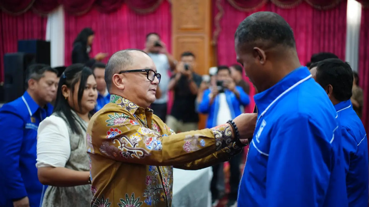 Staf Ahli Gerry Gregorius memasangkan pin pada Anggota Bamagnas yang baru dilantik di Ballroom Lantai 3 Kantor Bupati Mahulu