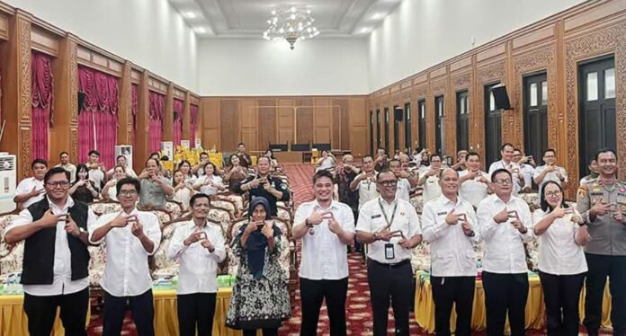 Wakil Bupati Suhuk (berdiri di tengah) dan Plt.Kepala Disparpora Mahulu Irawan Sanjaya (sebelah kiri) usai menggelar sosialisasi Amdal Sentra Pariwisata Batog Tenevang di Ballroom lantai III, Kantor Bupati Mahulu.