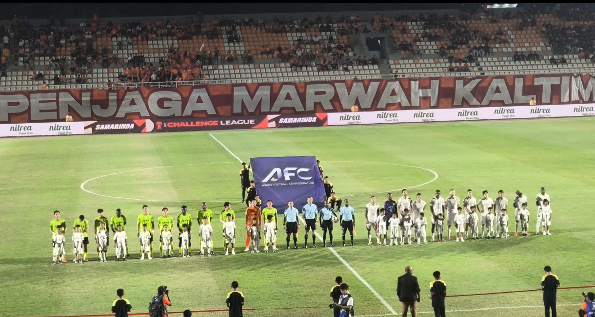 Pemain borneo Fc dan Tainan city memasuki lapangan pertandingan